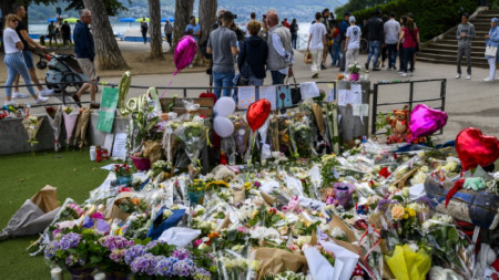 Цветя на мястото на атаката с нож над деца във френския град Анси