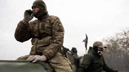 Украински войници на позиция край Херсон
