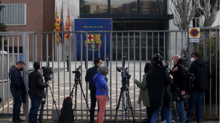 Медиите чакат новини пред офисите на Барселона.