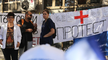 Медицински специалисти протестират пред МЗ по време на срещата на министър Кирил Ананиев с фелдшери, лични лекари, акушерки, медицински сестри, рехабилитатори