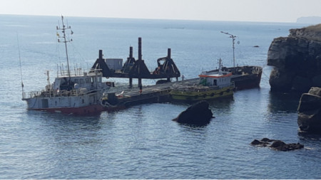 Разтоварването на кораба „Вера Су“ край Камен бряг