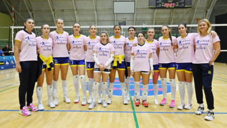 Волейболистките на Марица със специалните фланелки.