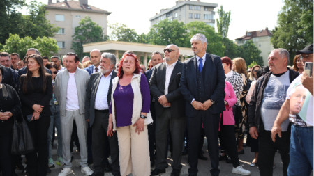 Депутатите и симпатизанти на ГЕРБ пред прокуратурата, където е призован Бойко Борисов