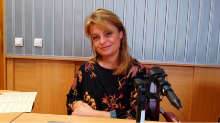 Мария Кисимова - Моасе завършва българска филология в Софийския университет