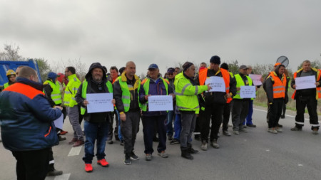 Протестът на пътните работници затвори за кратко днес пътя Сливен