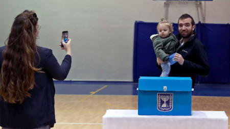 2 март 2020 г. Гласоподаватели си правят селфи в избирателна секция в Израел