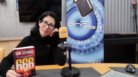 Галя Узунова представя книгата  