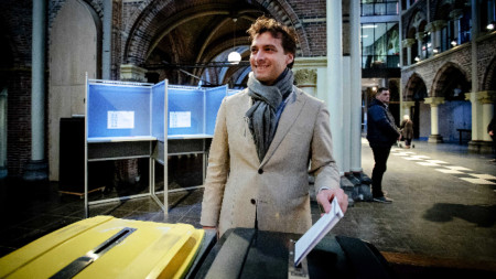 Десният холандски популист Тиери Боде (36 г.), който се опита да използва нападението в Утрехт за лични цели, гласува в Амстердам на регионалните избори.