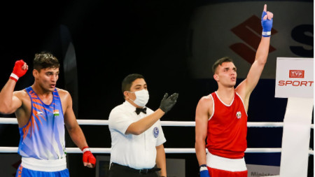 Уилиам Чолов (в червен екип) ще се бие за титлата в ЧЕрна гора.