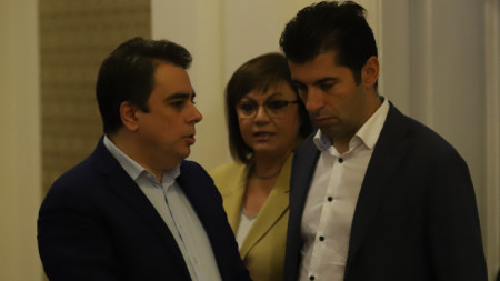 Assen Vassilev (left) and outgoing PM Kiril Petkov. On the background is BSP leader Kornelia Ninova. 