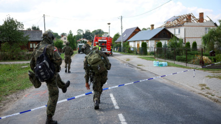 Полски военни в селище край Люблин, където покрив бе срутен от паднал дрон, 10 септември 2025 г.