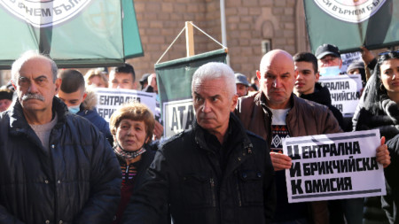 Лидерът на „Атака“ Волен Сидеров (в средата) води протеста на партията пред ЦИК в София.