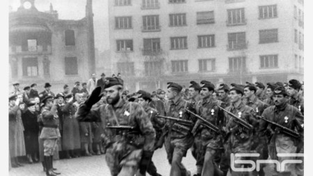 Оцелелите герои от Парашутната дружина на парад в София през 1945 г. след завръщането от фронта.