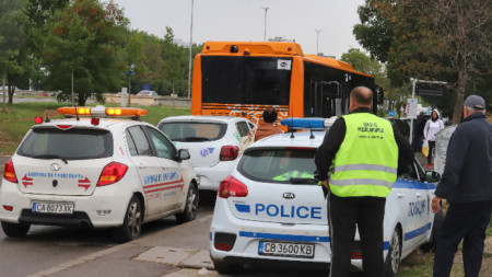 Автобус на градския транспорт в Хасково влачи възрастна жена близо