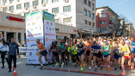 Близо 700 бегачи  от 17 страни се включиха в маратона в Стара Загора.
