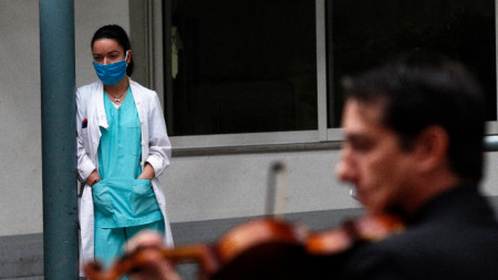 Цигулар от Симфоничния оркестър на Гръцката обществена телевизия, който свири за лекарите в „Evangelismos Hospital