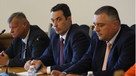 Служебният министър на транспорта и съобщенията Георги Гвоздейков (в центъра) отговаря на актуални въпроси пред депутатите от ресорната парламентарна комисия - 25 юли 2024 г.