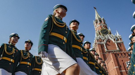Руски военнослужещи тренират в Москва за парада по случай Деня на победата