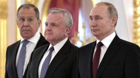 Руският външен министър Сергей Лавров, посланикът на САЩ в Русия Джон Дж. Съливан и руският президент Владимир Путин присъстват на церемония с новоназначени чуждестранни посланици в Кремъл, Москва, 5 февруари 2020 г.