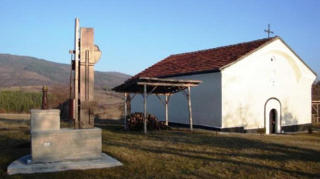 Стрехите на храма „Свети Йоан Предтеча“ капят в сръбско, храмът и дворът обаче са в България.