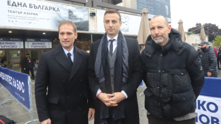 Димитър Бербатов със Стилиян Петров и Мартин Петров преди влизането на конгреса на БФС.