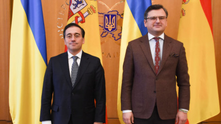 Министърът на външните работи на Испания Хосе Мануел Албарес посети