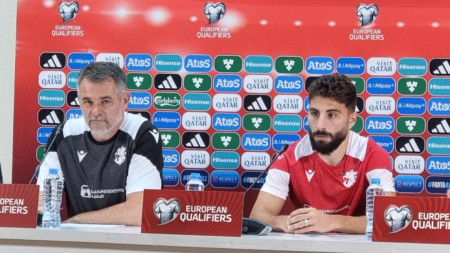 Вили Саньол (вляво) говори пред медиите преди срещите с Испания и България.