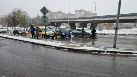 Катастрофа затрудни движението в жк 