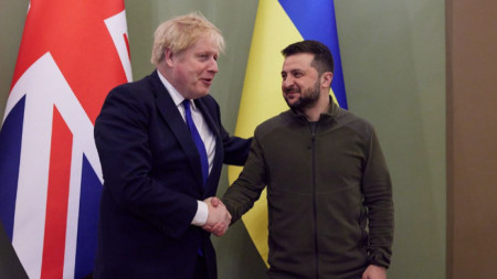 Снимка, предоставена чрез официалния канал в Telegram на президента на Украйна, показва Зеленски и британският премиер Джонсън  на среща в Киев, 9 април 2022 г. Джонсън пристигна в Киев на необявено посещение.