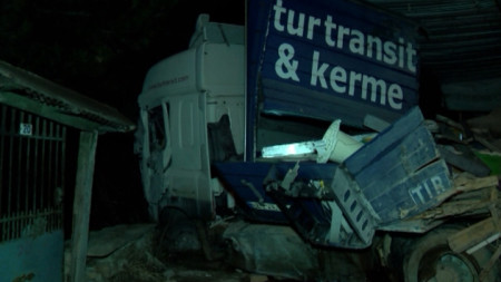 Турският TIR  се ударил и разрушил необитаема къща до пътя край Самоводене