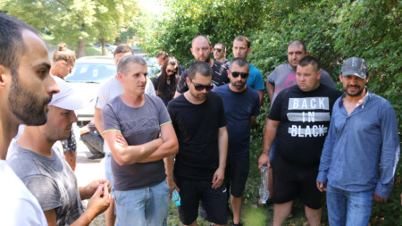Приятели на загиналия моторист Игнат Славков на протест в Костинброд на 2 юли