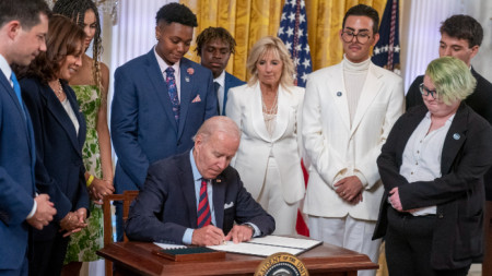 Президентът подписа указа в рамките на ЛГБТ+ събитие в Белия дом.