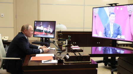 Владимир Путин и Си Цзинпин разговарят по видеоконферентна връзка