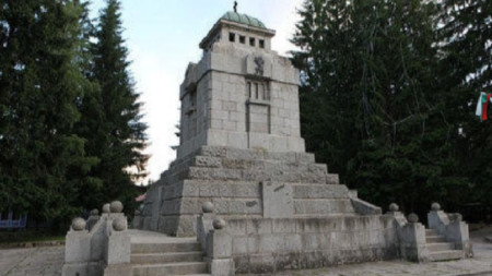 Мавзолей-костница в памет на загиналите в Априлското въстание