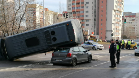 Заради катастрофата движението в района е ограничено, променен е маршрутът на автобуси.