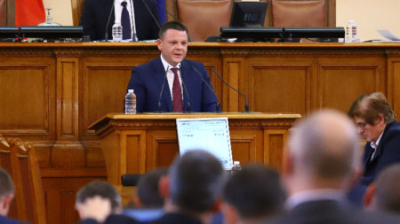 Министърът на транспорта и съобщенията Христо Алексиев говори от трибуната на Народното събрание