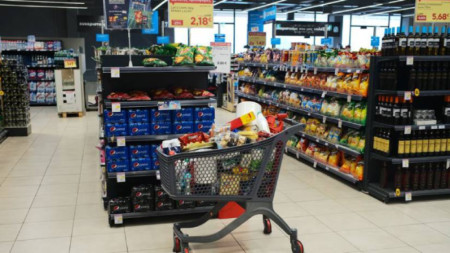 Проучване показва, че 65% от гърците са намалили разходите за стоки от първа необходимост и храна.