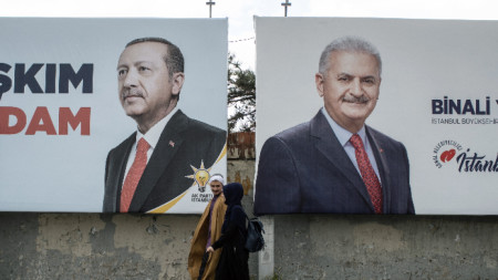 Изборът на бившия премиер Бинали Йълдъръм (вдясно) за кандидат-кмет на Истанбул показва колко е важен вотът за президента Реджеп Ердоган.
