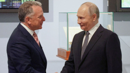 Руският президент Владимир Путин и специалният пратеник на президента на САЩ Стив Уиткоф се ръкуват преди срещата им в Санкт Петербург на 11 април 2025 г. 