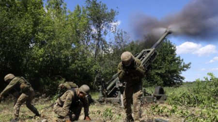Украински военни стрелят с гаубица М777 на фронтовата линия в Донецка област, 6 юни 2022 г.