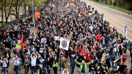 Протест в Щутгарт на „Движението на инакомислещите“ срещу ограничителните мерки заради пандемията на 3 април 2021 г.