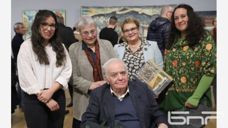 Ана Топалова, Таня Гашарова, Аделина Филева, Станислава Николова и Румен Гашаров на откриването на изложбата 