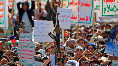 Привърженици на хутите на антиамерикански протест в Сана,  24 май 2023 г.