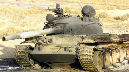 Полуунищожен танк Т-62. 