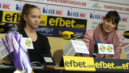 Воложанина и Стойнева по време на пресконференцията.