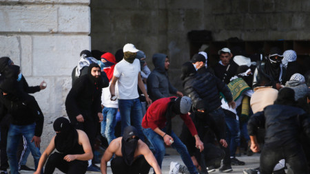 Нови сблъсъци между палестинци и израелска полиция в комплекса на