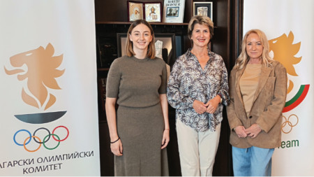 На снимката: (от ляво надясно): Боряна Калейн, председателят на БОК Весела Лечева и председателят на Комисията на спортистите в БОК Мария Гроздева