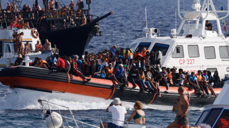 Италианската брегова охрана превозва мигранти към Лампедуза, о-в Сицилия, 18 септември 2023 г.