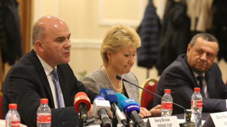 Министър Бисер Петков (вляво) представя законодателни предложения за усъвършенстване на изплащането на т.нар. втора пенсия на кръгла маса в Министерството на труда и социалната политика.
