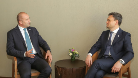 Радев и Речан (вдясно) разговарят в Молдова - 1 юни 2023 г.